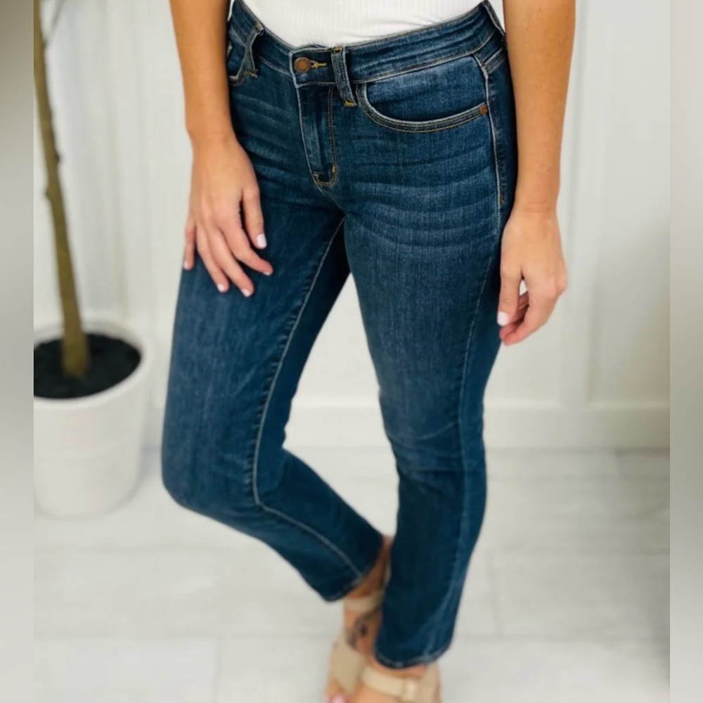 NWT Judy Blue Everyday Essential Mid Rise Relaxed Fit Jeans - 27” inseam (short)